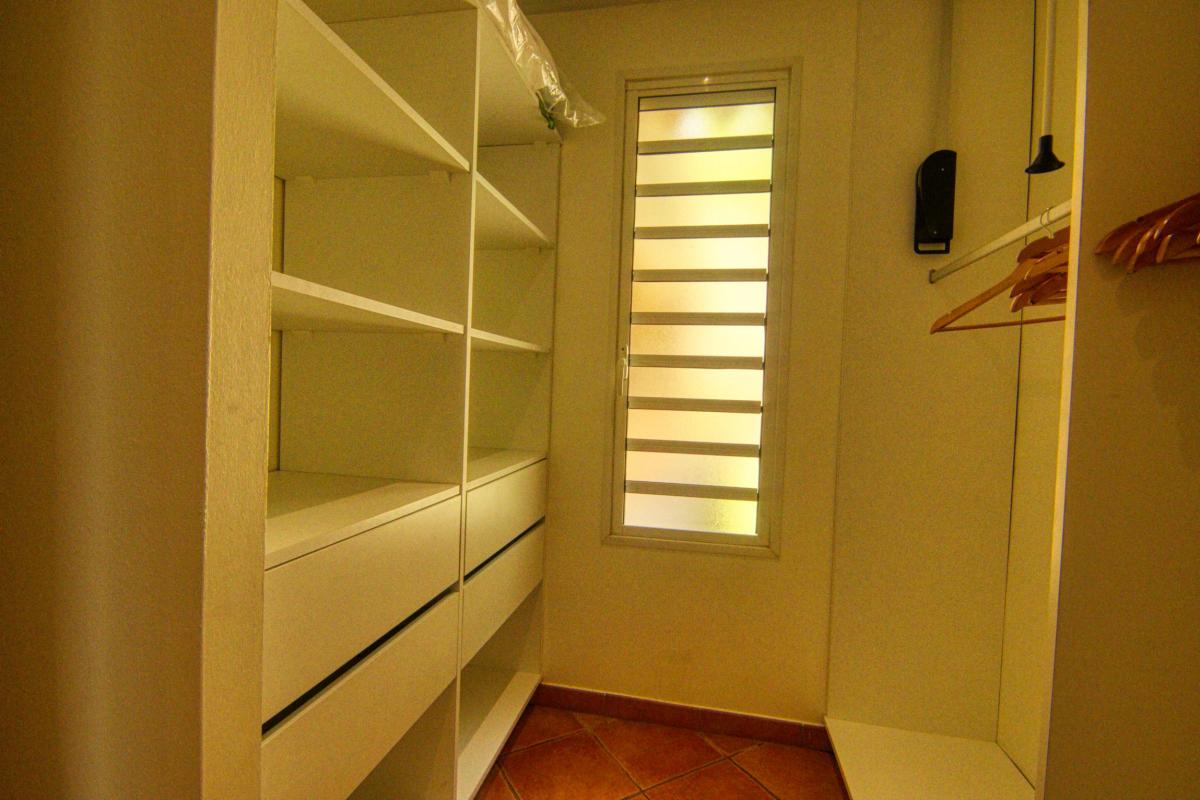 21Location villa piscine le diamant martinique_dressing chambre 1